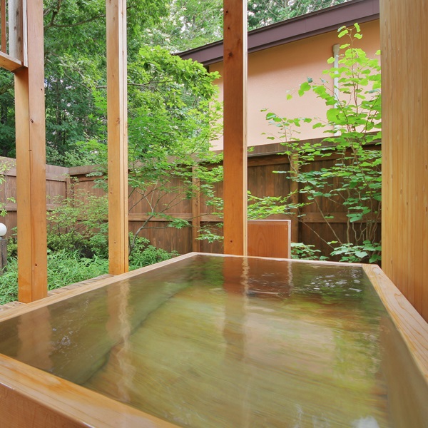 【客室／101】お風呂は庭園付きの総檜造り露天風呂とTOTO最新のシステムバスの2通り♪