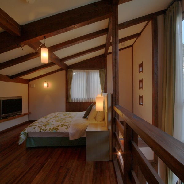 【客室／104】2階の寝室には星空が見えるロマンチックな天窓付き