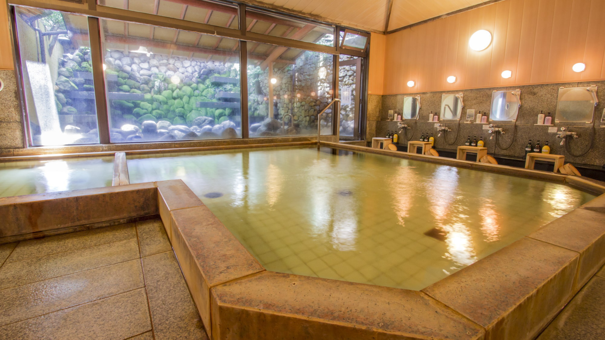 「滝の湯」（大浴場）温まり効果に優れた大観荘自慢の温泉でございます
