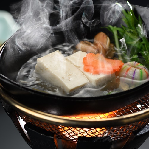 置賜地方で採れる秘伝豆を使用した湯豆腐です。枝豆の匂いや、濃厚な豆腐の味わいをお楽しみいただけます。