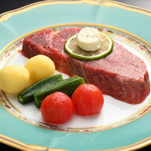 高品質の山形牛を厚めのステーキでお楽しみください。ほおばると口の中いっぱいに旨味と甘味が広がります。