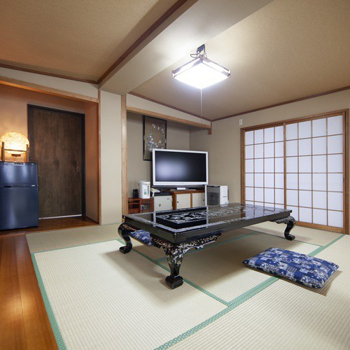 長者屋敷最大の広さを持つ、家族風呂付きのお部屋。大人数でもゆったりお過ごしいただける、広々空間です。