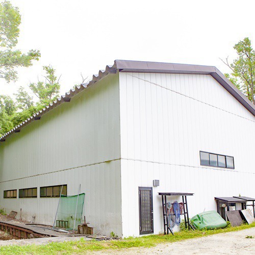 大型の室内釣堀で本格派フィッシングを満喫して頂けます。天候を気にせずいつでも釣りができると評判です。