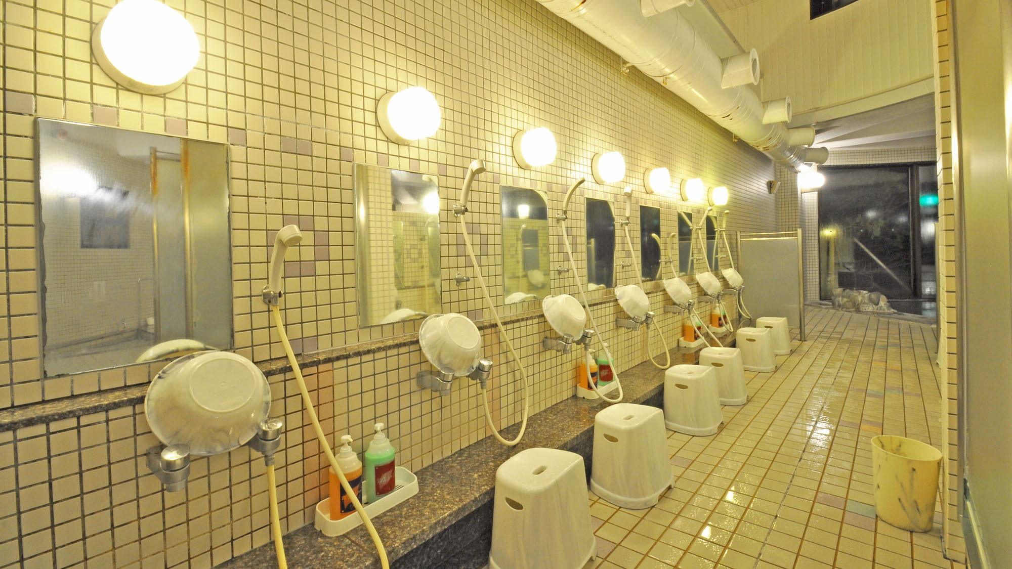 【男性用大浴場】洗い場：ボディソープ・リンスインシャンプー完備しております。