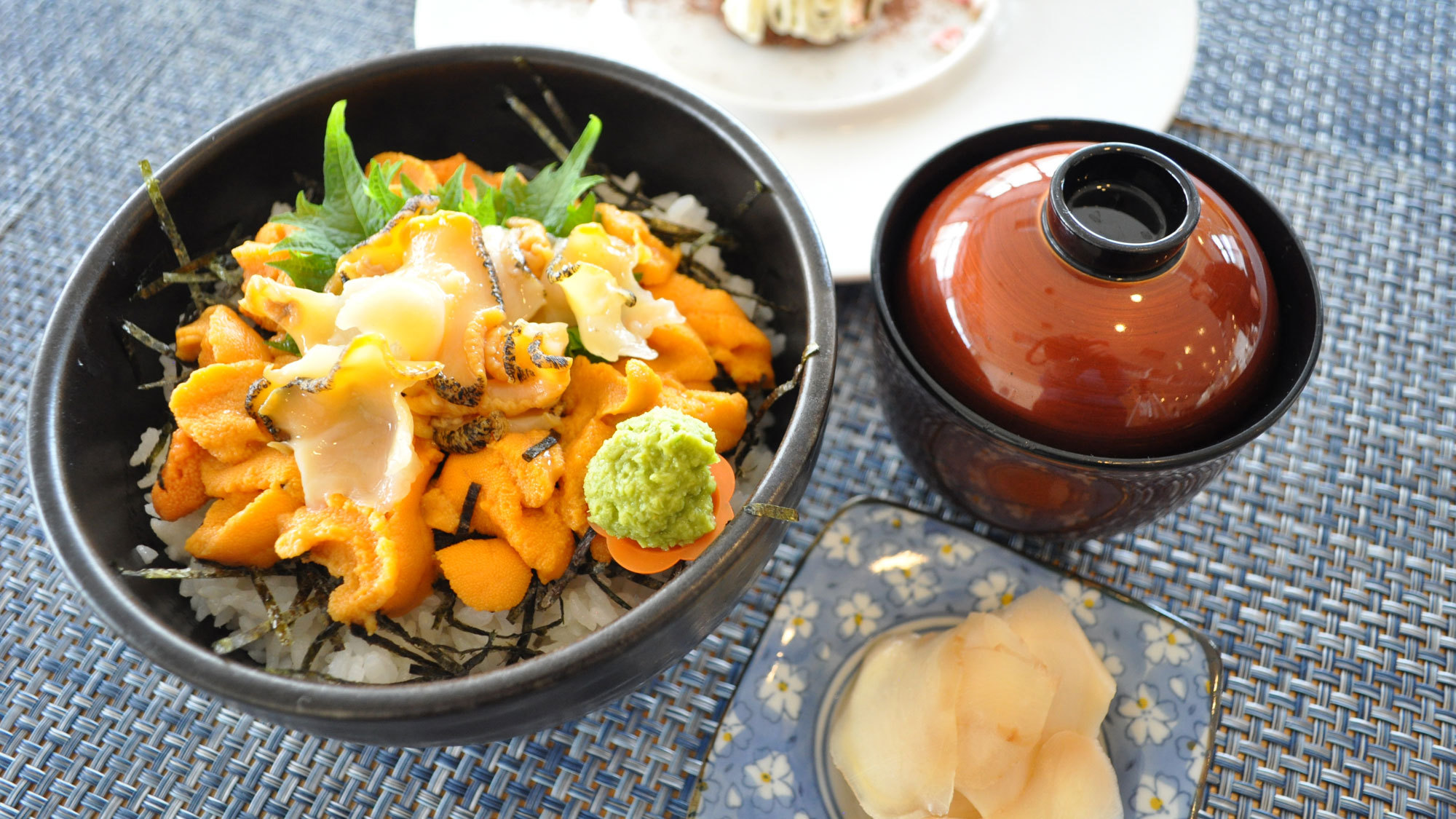 【レストランメニュー】春ウニをたっぷりのうに・真つぶの2色丼※4〜6月限定