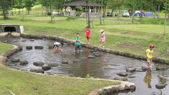 ふれあいのほとりで水遊び