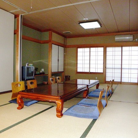 Magokoro no Yado Marui Ideally located in the Tanabe area, Magokoro no Yado Marui promises a relaxing and wonderful visit. Offering a variety of facilities and services, the property provides all you need for a good nights