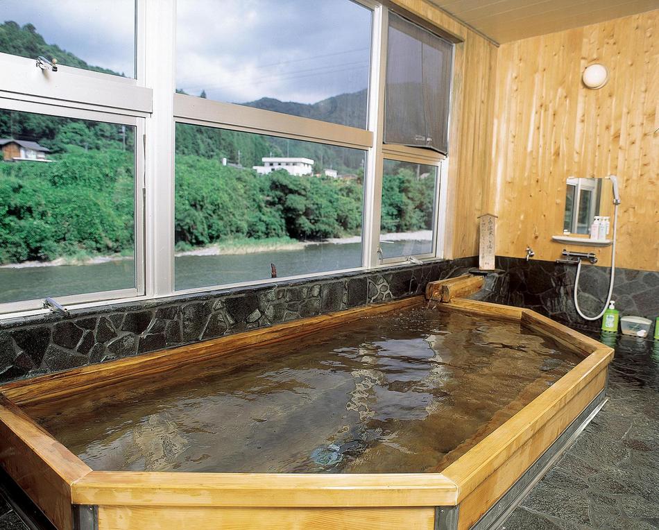 川景色を眺めながらくつろげる温泉浴場
