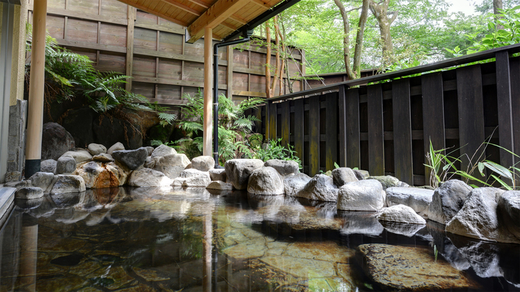 *【露天風呂（女湯）】源泉は元箱根温泉の美肌の湯。森と一体感を感じる露天風呂は朝風呂が特にお薦め。
