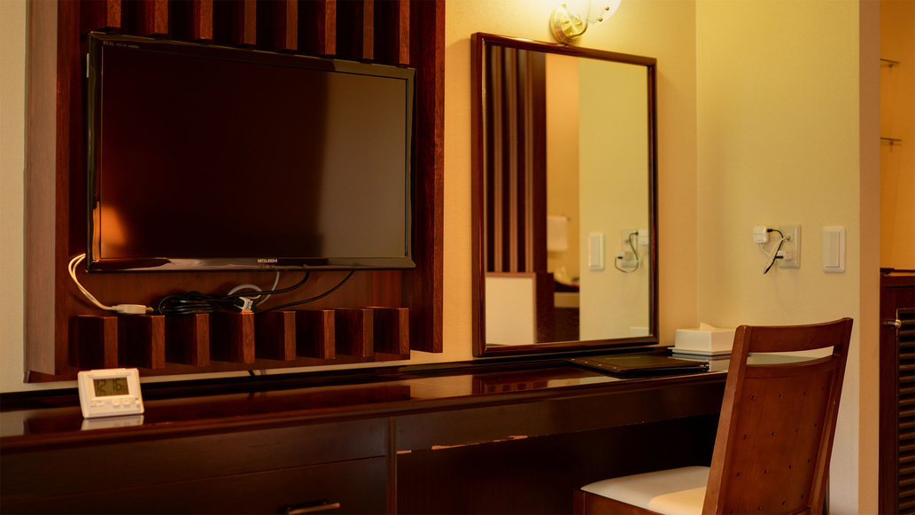 *【禁煙芦ノ湖側ツイン洋室20平米洗面所トイレ付】大きなデスクと鏡は女性のお客様に特に好評です。