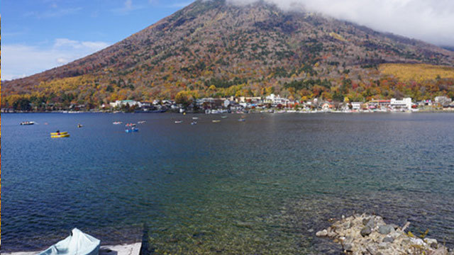 秋の中禅寺湖と男体山10月下旬