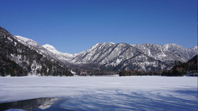 凍結した湯ノ湖2月中旬