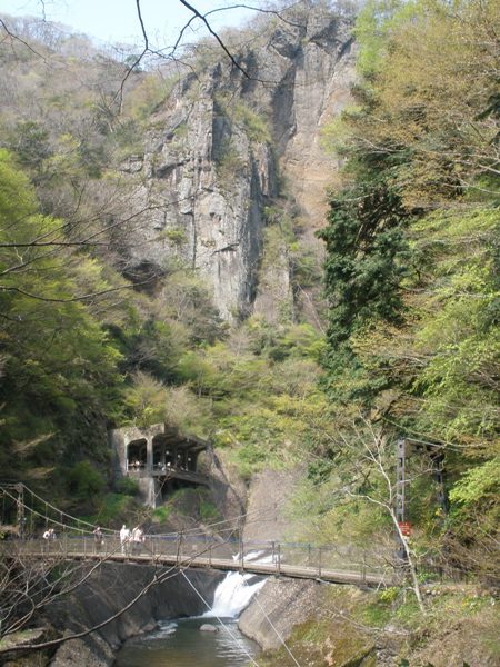 岩壁と滝川