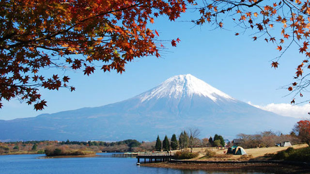 紅葉の田貫湖と富士山