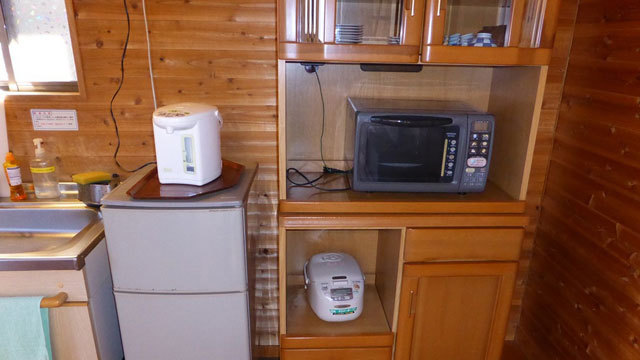 冷蔵庫、炊飯器、電子レンジの他、調理器具、食器類などが備わっています。