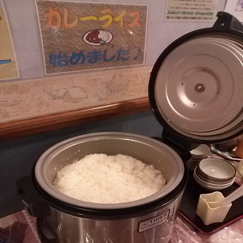 朝食地元産炊き立てのお米