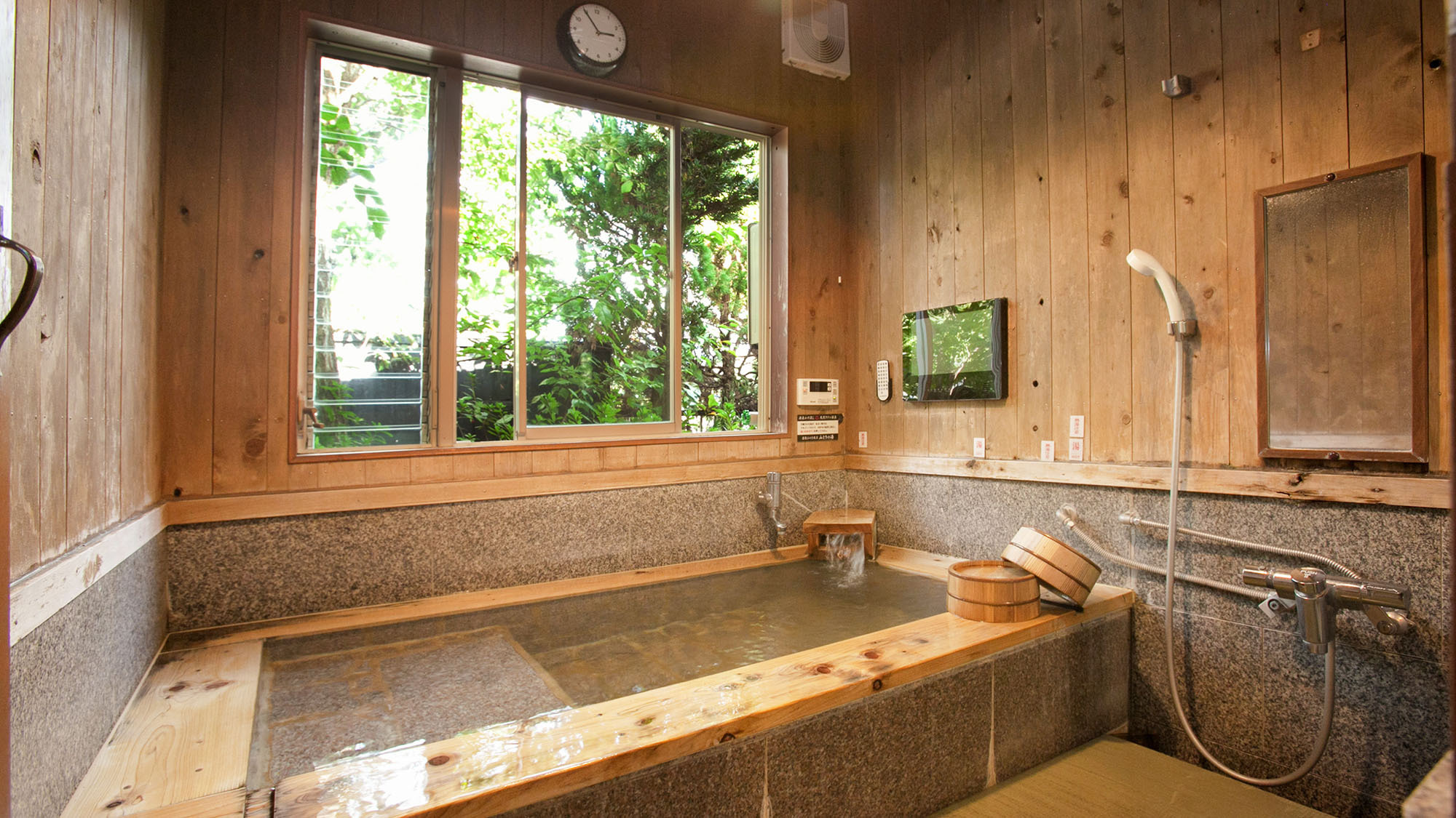 ・【家族風呂／山どりの湯】プライベートに温泉を満喫できる貸切ひのき風呂です