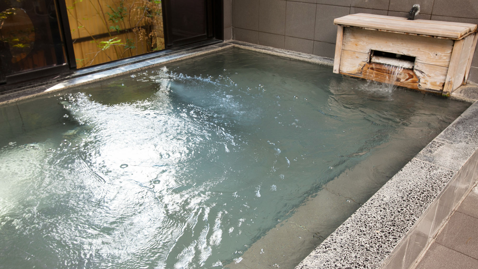 ・【女湯／つるの湯】心地良い天然ラドン温泉。湯治や美肌の湯として知られています