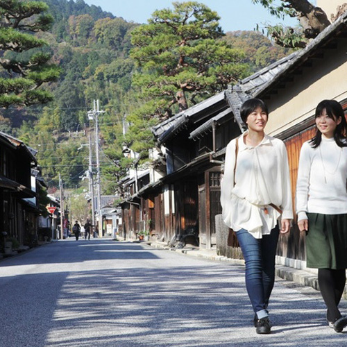 近江八幡八幡堀付近には趣のある古い街並みがあります。