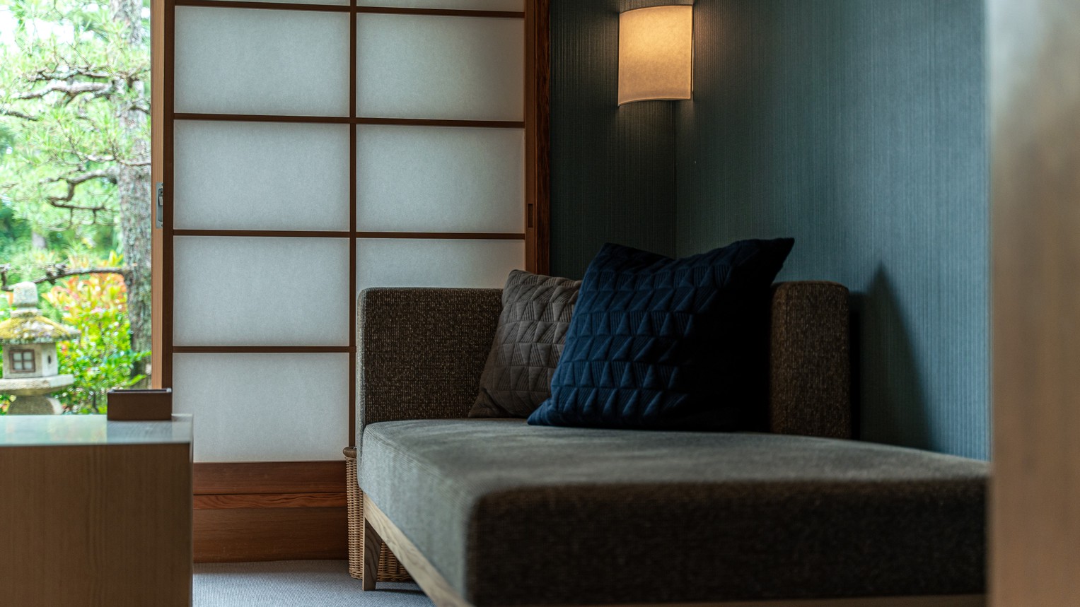 【雪月花の棟】ソファを備え、モダンな雰囲気に