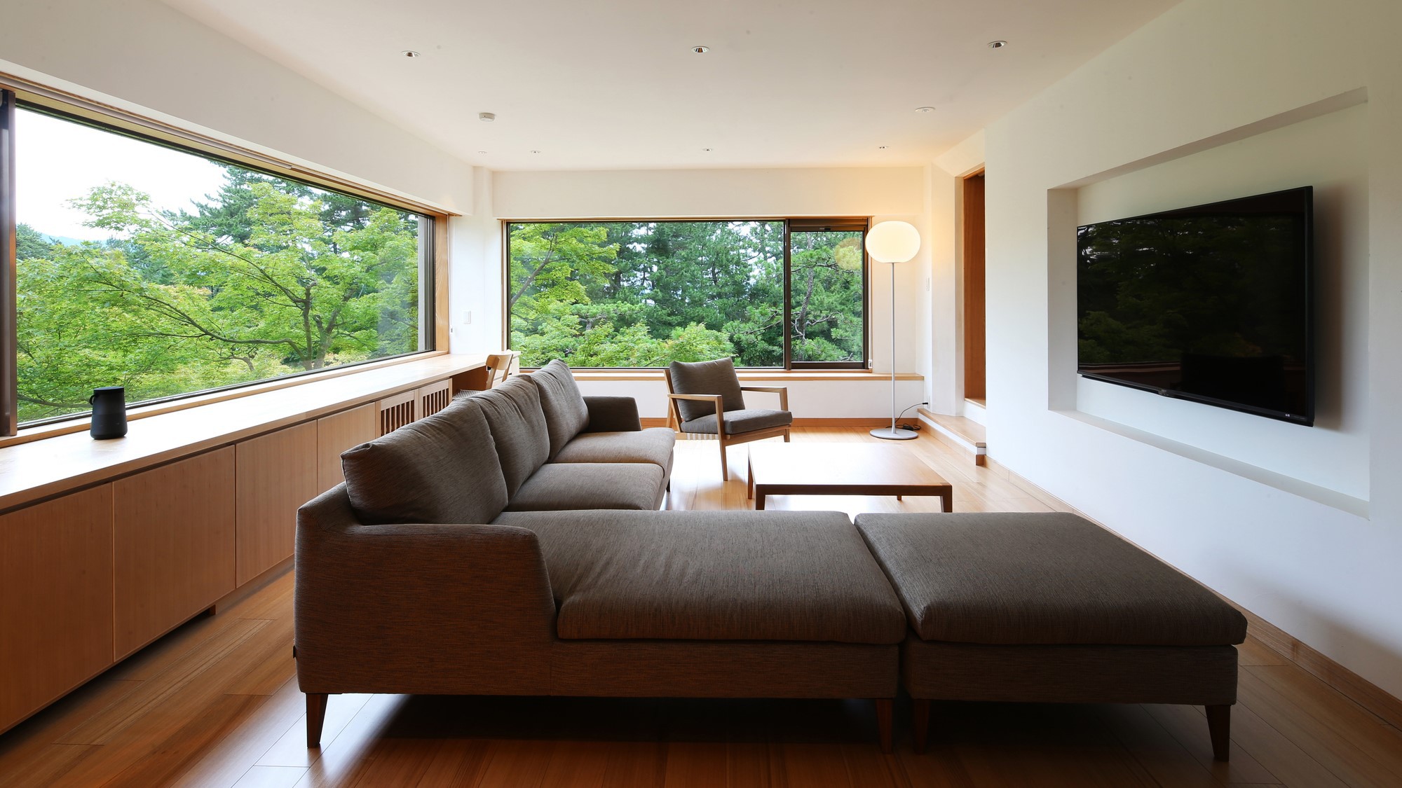 【特別室海のみどり】2019年7月リニューアル。リビング・ベッドルーム。非日常のひと時をどうぞ。