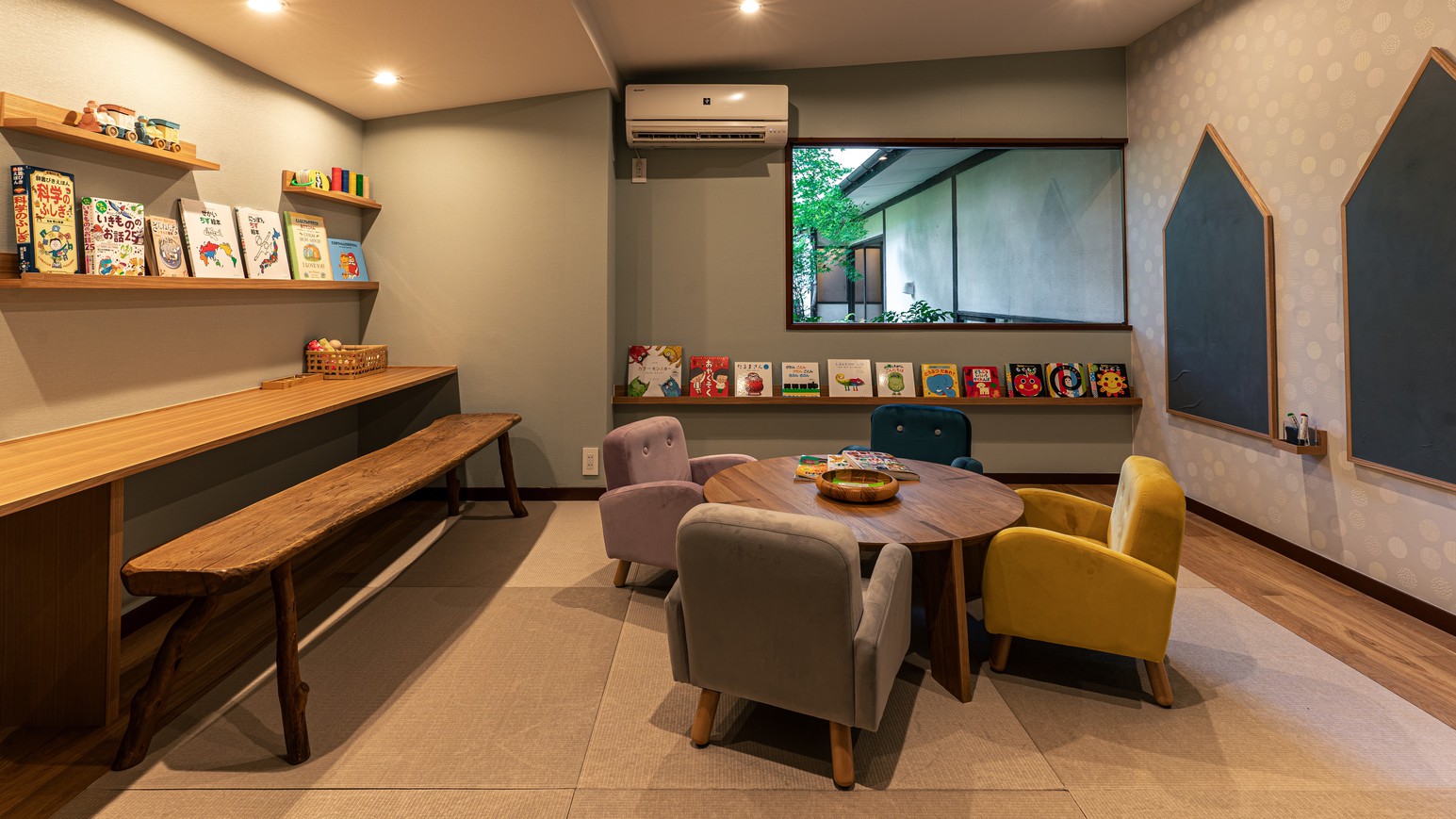 【遊び処遊心庵】折り紙や塗り絵など、昔ながらの遊びを体験できます。