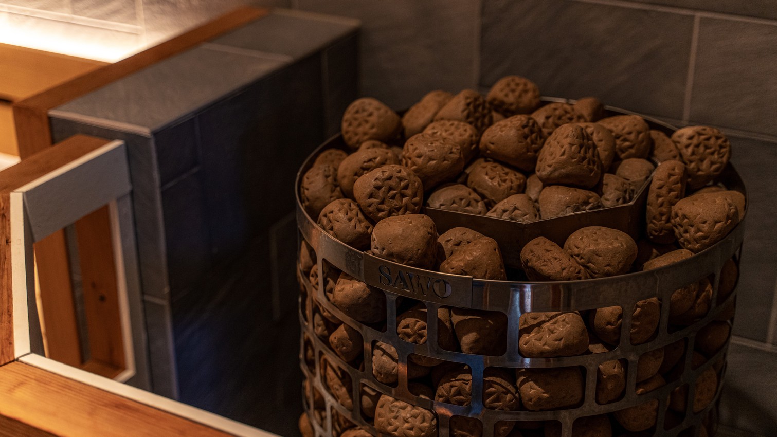 【サウナ男性風呂】熱したサウナストーンに水を掛けて発生する熱波「ロウリュ」