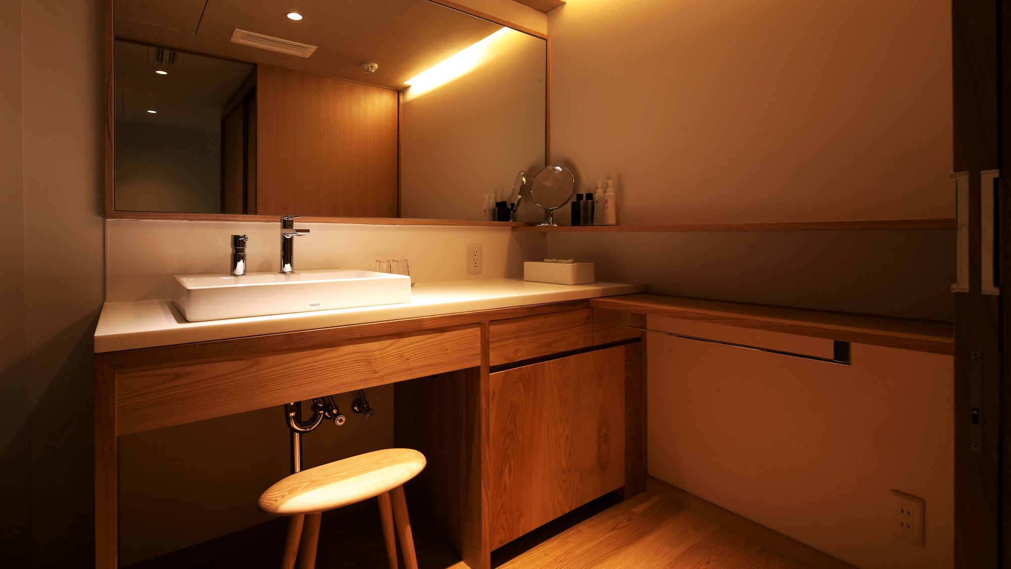 「舞の棟」和モダン客室洗面所