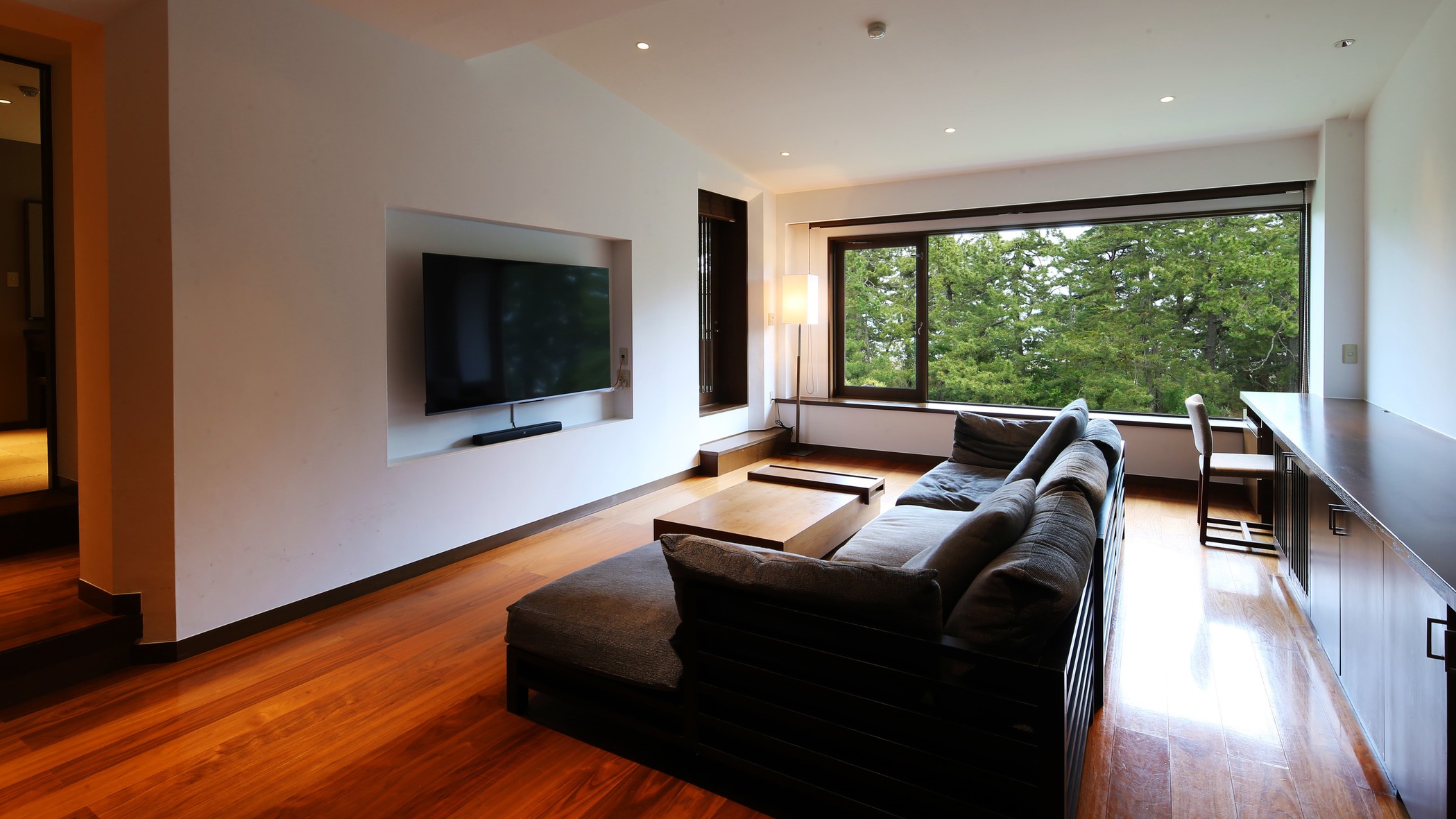 【特別室空のみどり】モダンシックなリビング。夜は大画面のTVとミニバーでゆったりと。