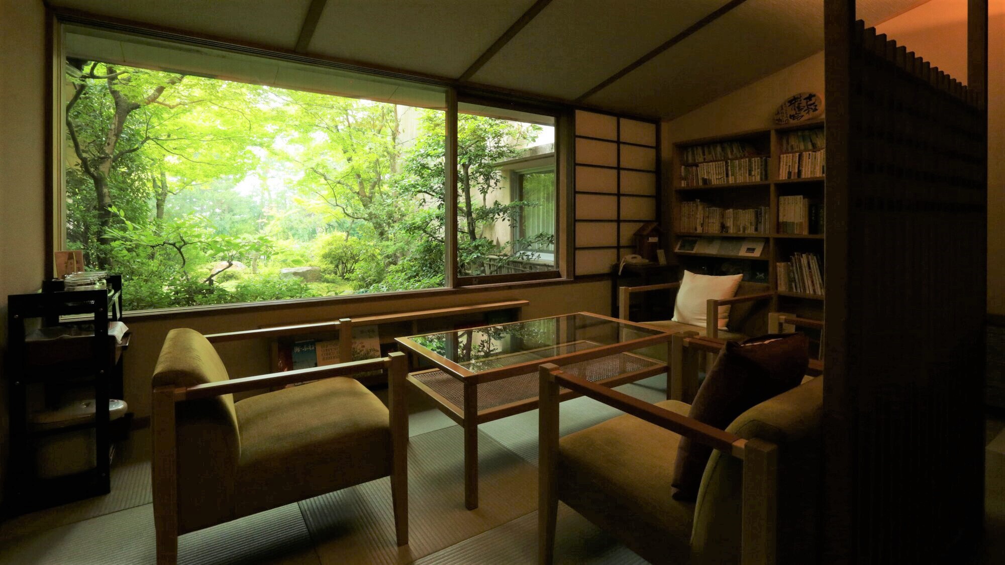 【談話室いろはもみじ】お時間が許す限りゆったりと旅の時間をお過ごし下さい。