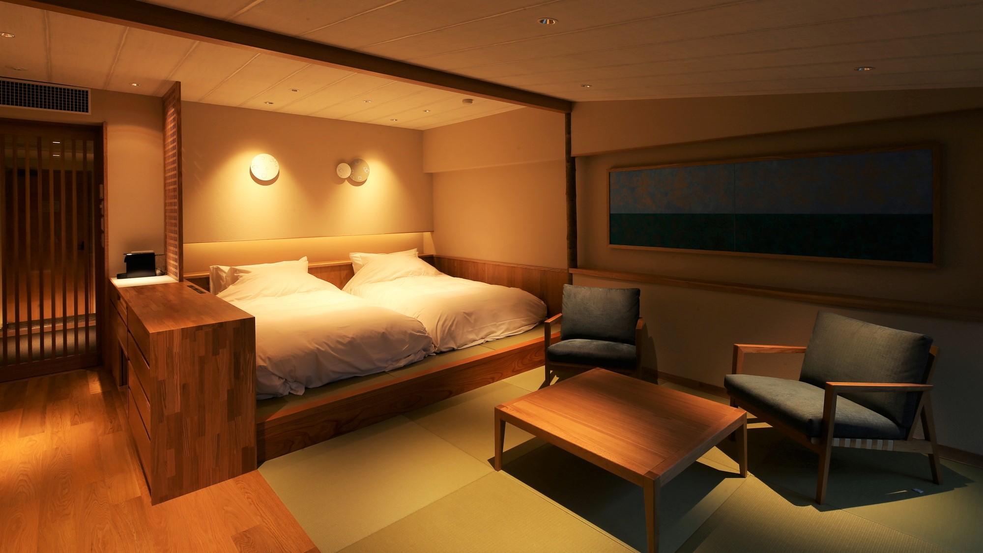 【舞の棟和モダン】和室ながらもベッドを配置した、和モダンな客室です