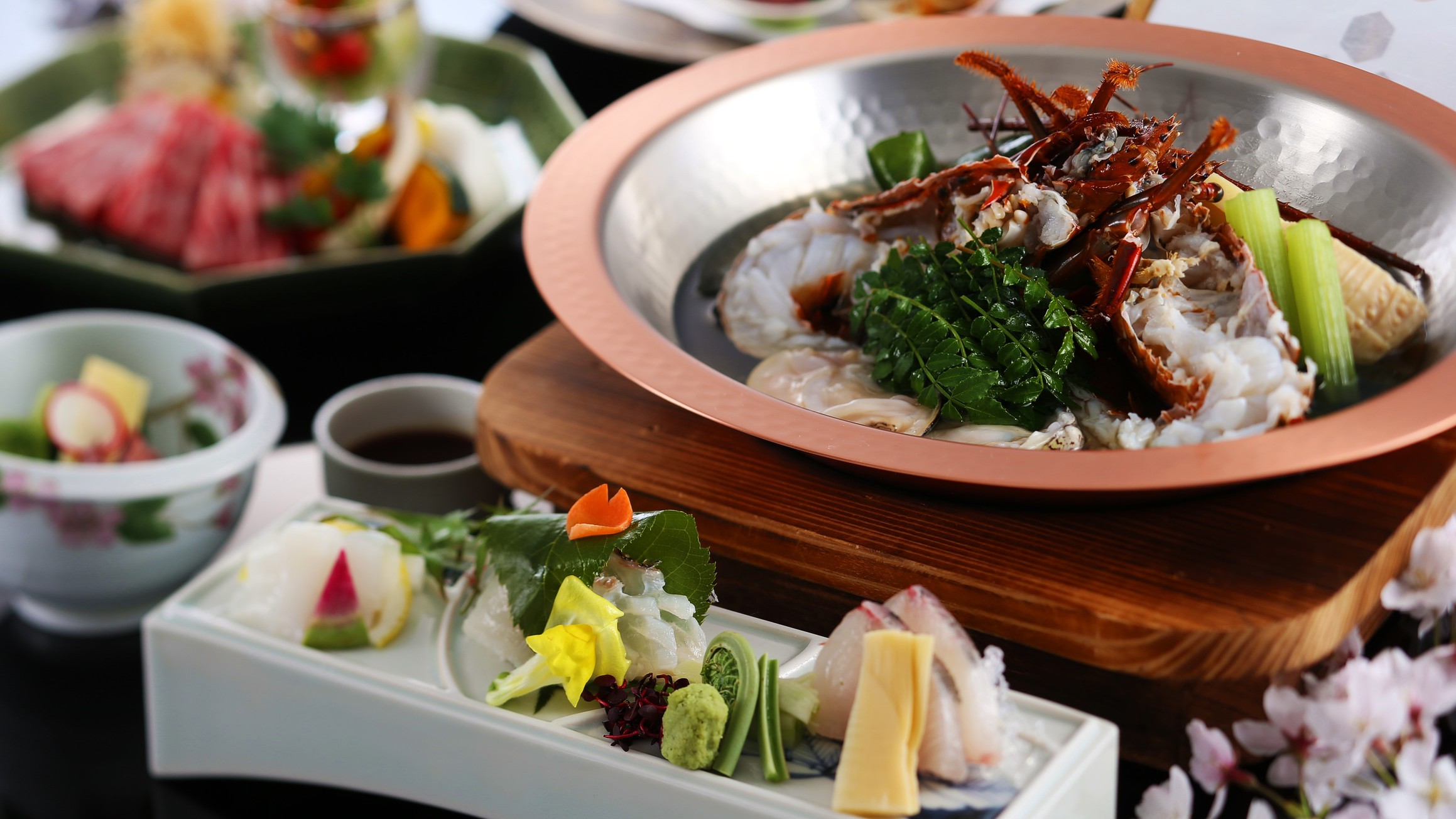 【春料理一例】春野菜や桜鯛といった当地の春の味覚や、伊勢海老など贅沢な味覚をごゆっくりご賞味下さい