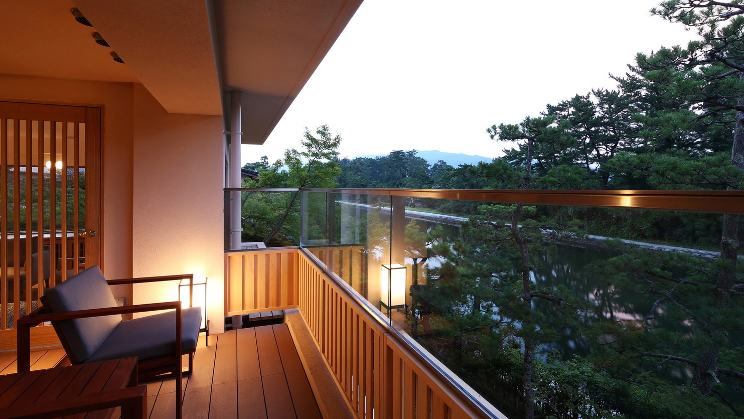 【特別室海のみどり】天橋立と運河沿いの文珠荘。行き交う船を客室からお楽しみください。