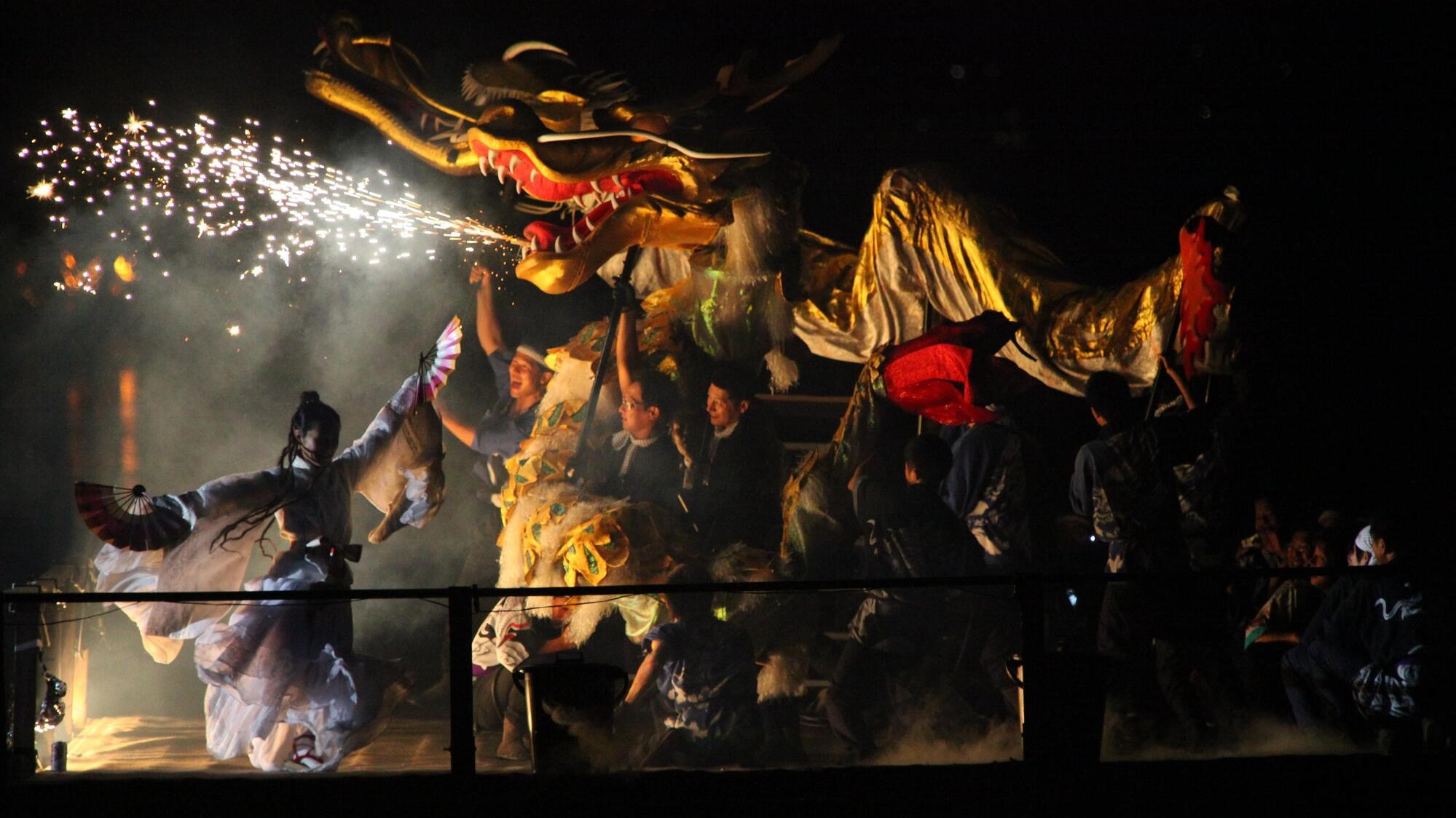 【出船祭】7月24日。海上舞台の上で太鼓に合わせて金銀２頭の龍が舞います。