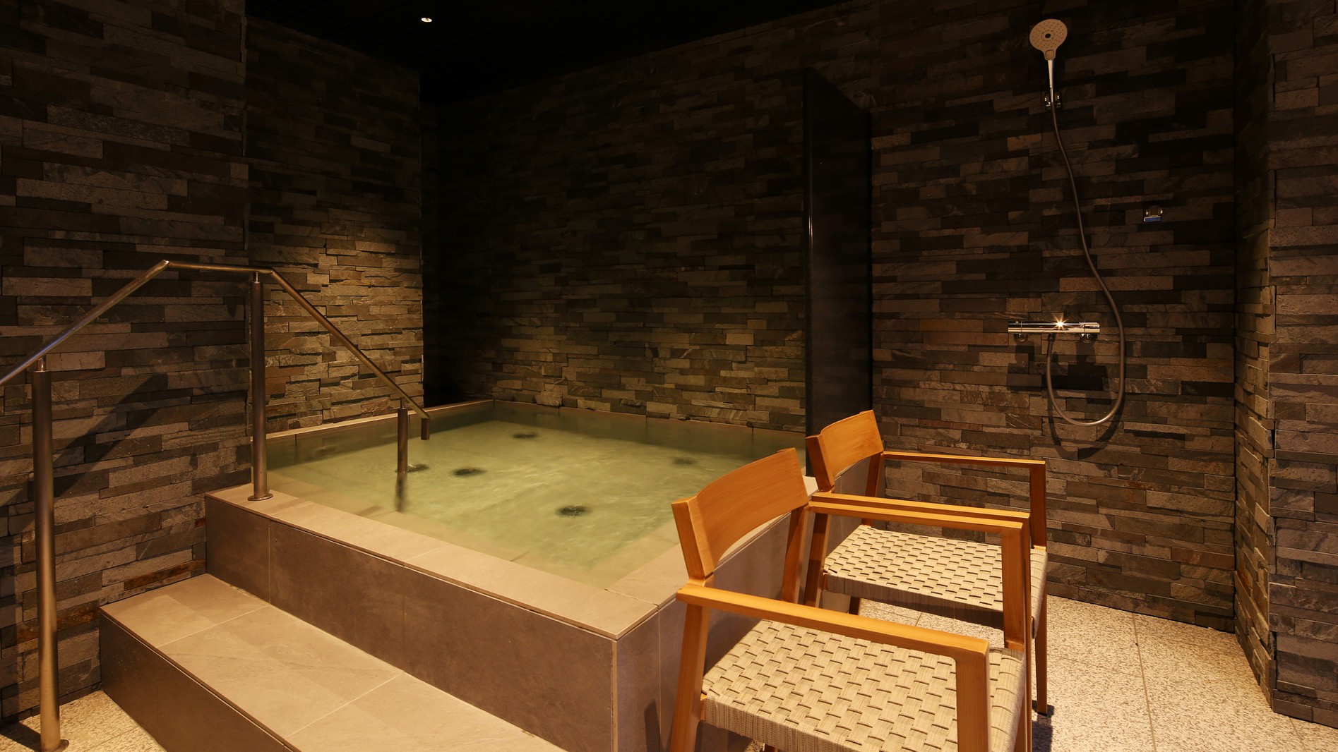 サウナのあとはシャワーを浴びて水風呂、水風呂のあとは外気浴でひと休み。