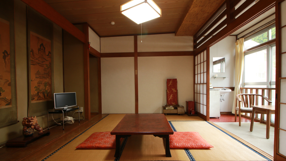 #客室一例_6畳_明治の建物をそのまま活かした当館のお部屋は純和風です。