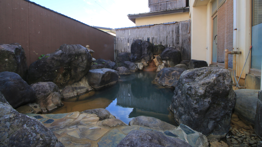 #温泉_露天岩風呂_少し熱めの温泉は自慢の露天風呂でのんびり楽しみたい。