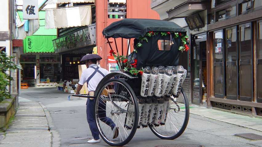 #肘折温泉街_昭和レトロな街並みを走る人力車。まるでタイムスリップしたかのよう…;