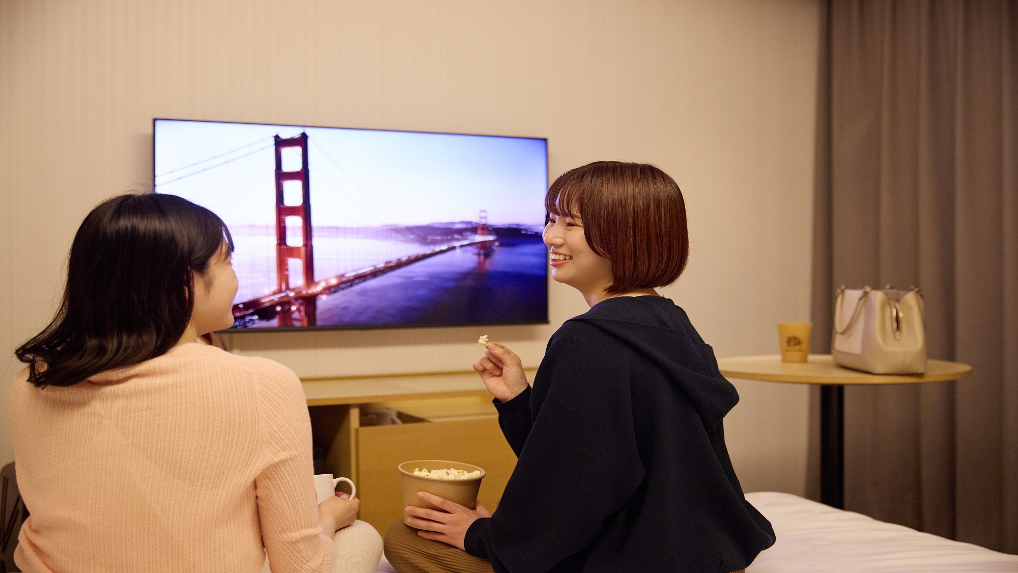 各種動画配信サービスも（簡単なリモコン操作で）大画面で視聴が可能に