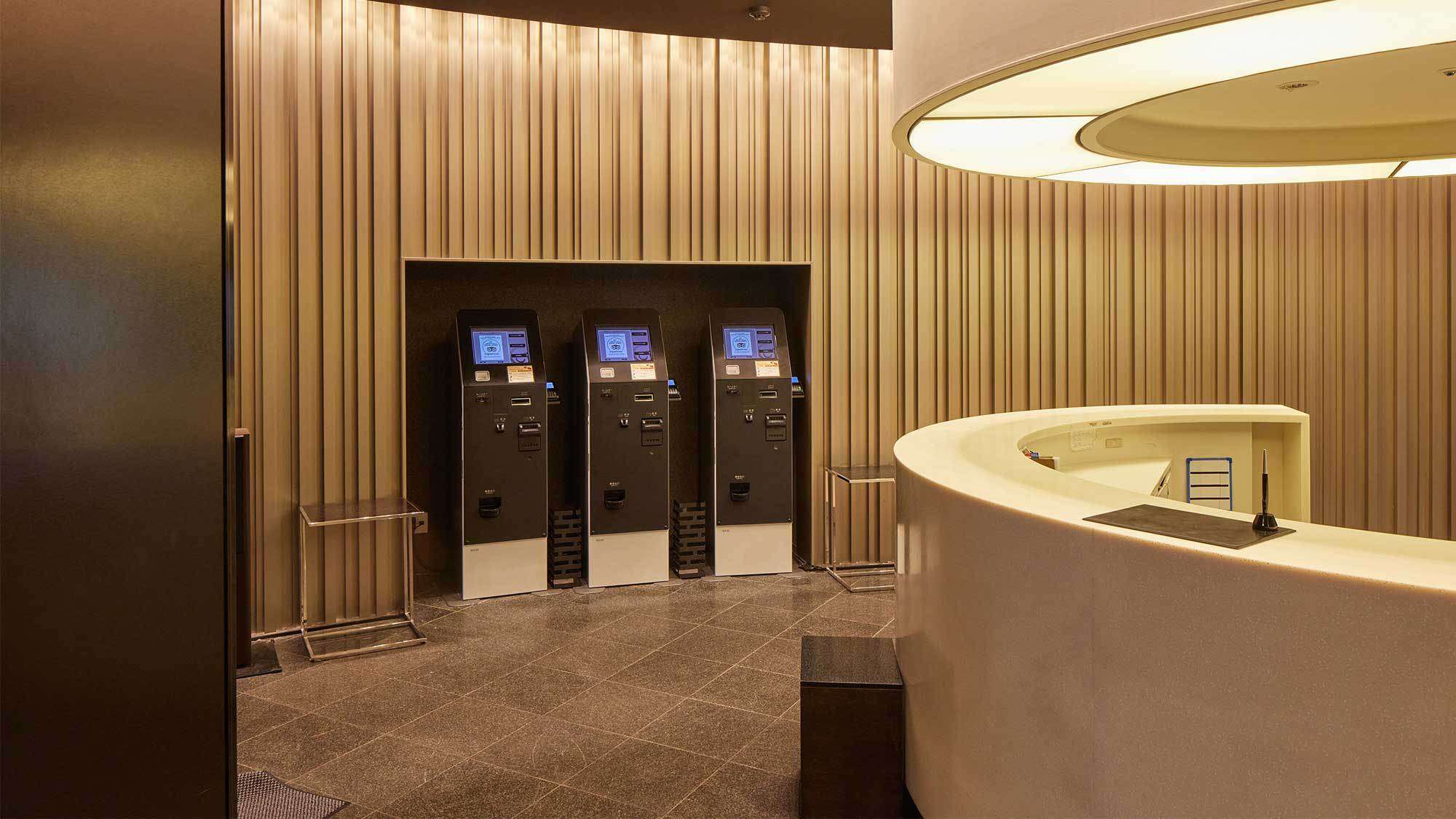 フロント横の自動精算機でチェックイン・チェックアウトがスピーディーに叶います