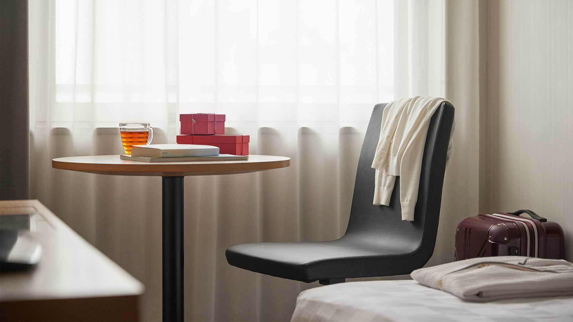 レースカーテン越しに陽射しが差し込む明るい雰囲気のお部屋