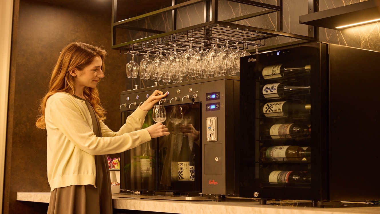 宿泊者限定で、地元産のワインや日本酒をリーズナブルにお楽しみいただけます。
