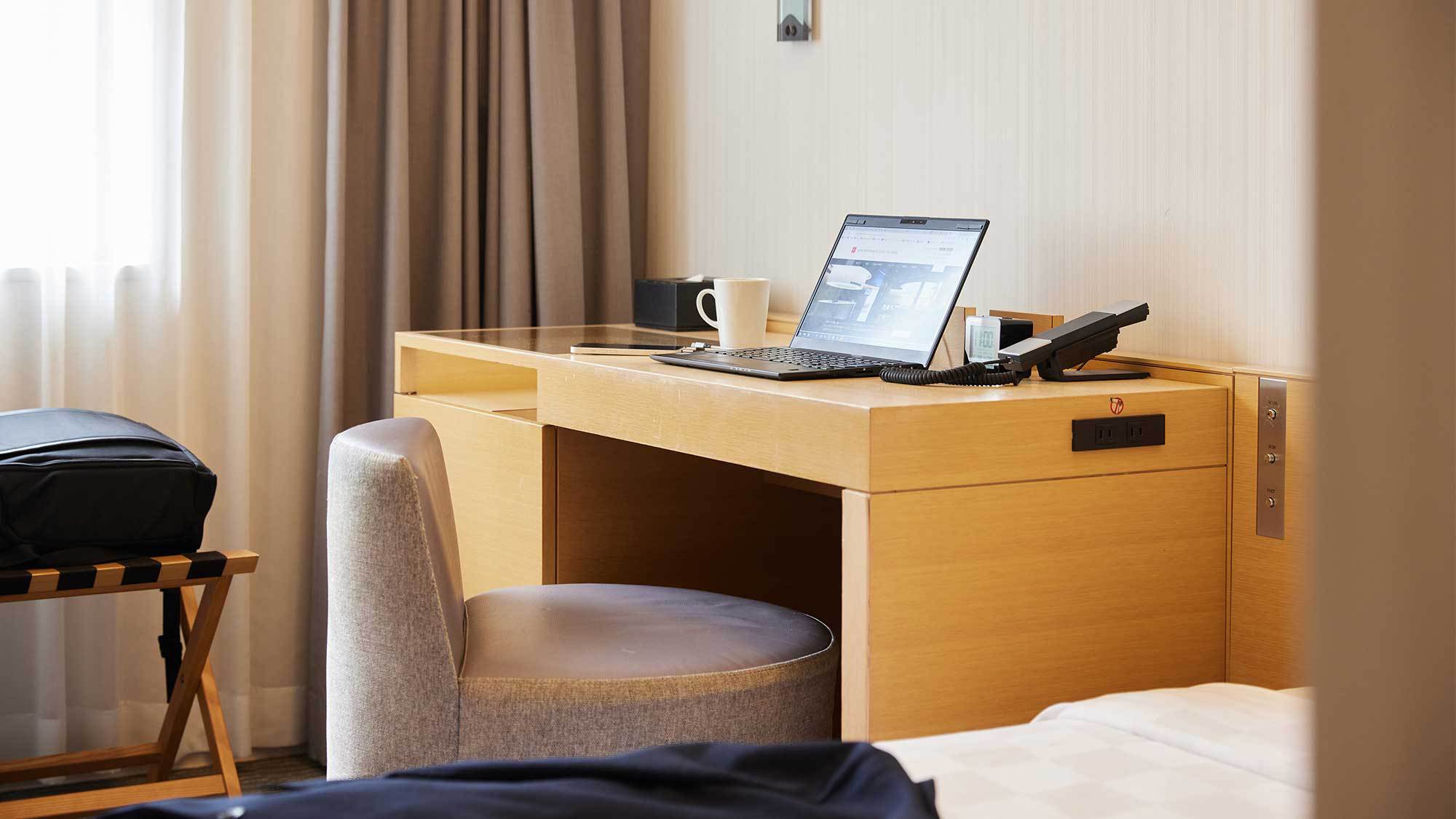 ＰＣや雑誌類を広げて作業できるデスク