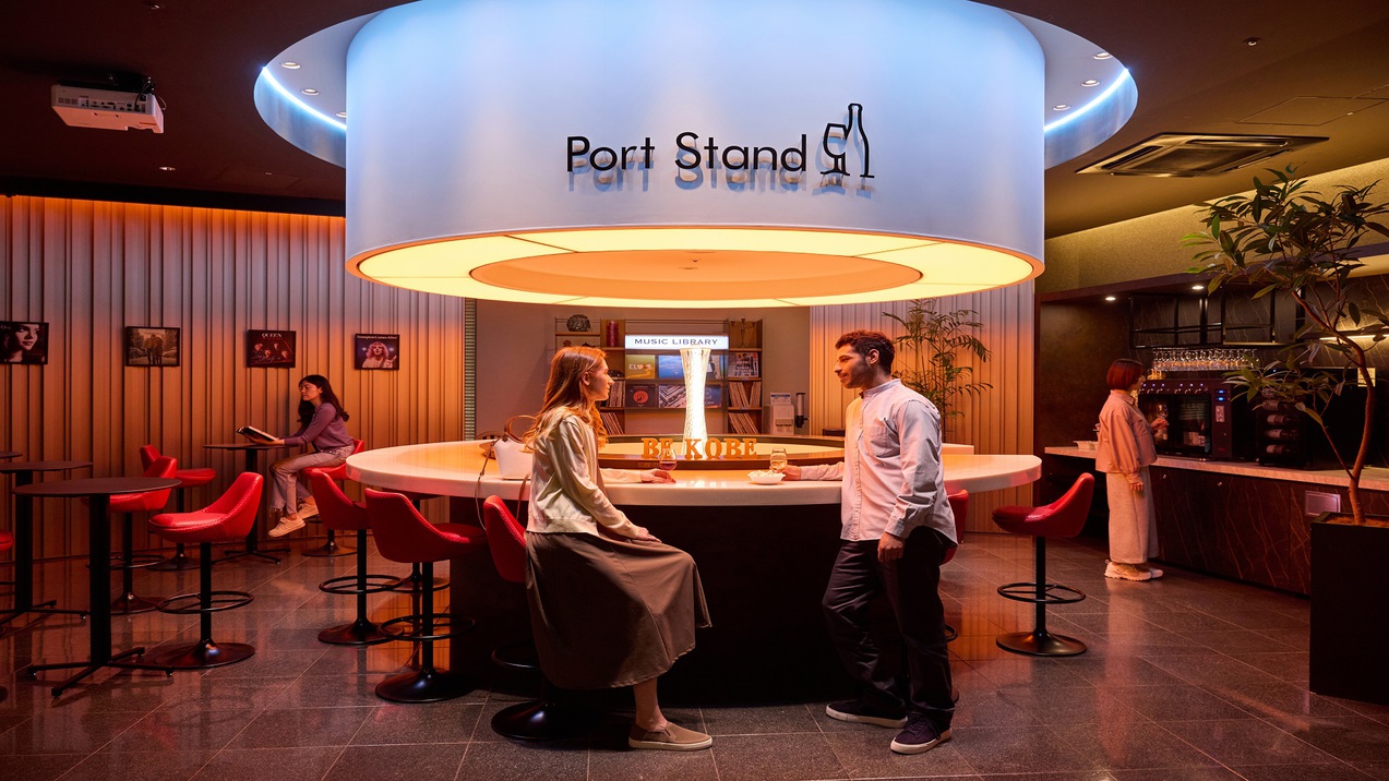 ロビーの円形テーブルではレコードを聞いたり雑誌を広げたり自由にお過ごしいただけます