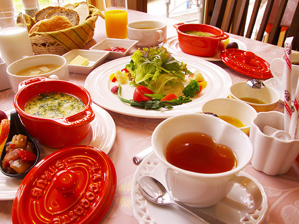 朝食は地元野菜たっぷり、会津地鶏の卵と無添加ソーセージ、『ささき亭』のパンをどうぞ！
