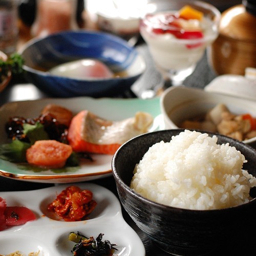 【朝食】お客様毎に土鍋で炊く「ご飯」が人気です。自慢の自家製米をどうぞ／一例