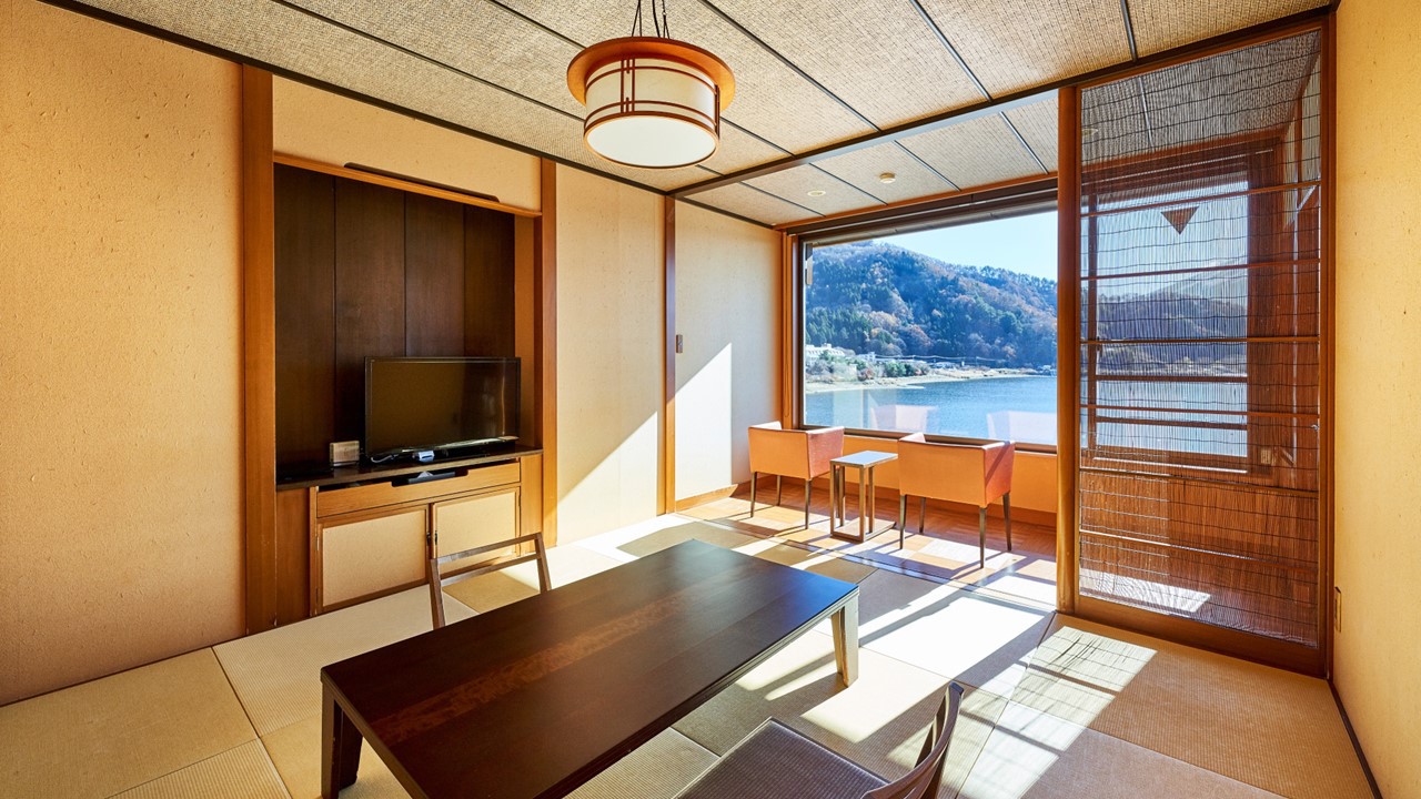 湖楽 (３階）和室8畳二間禁煙河口湖越しに富士山