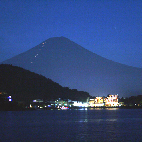 富士山と山小屋の灯り