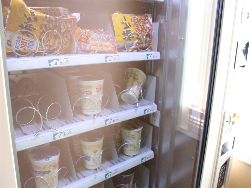 西館：自動販売機