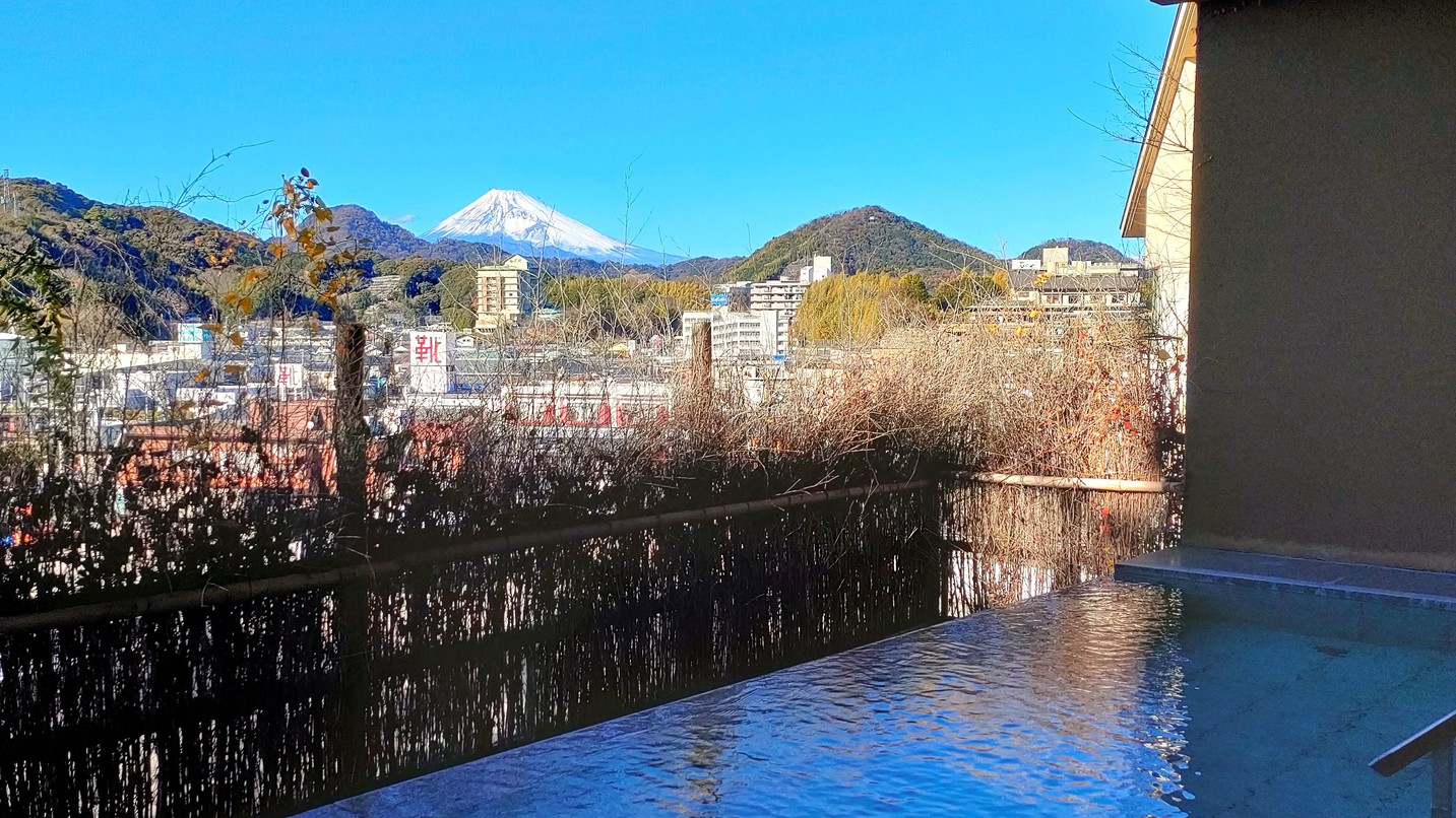 【貸切露天風呂】富士見の湯｜天気の良い日は誰にも邪魔され富士山を一望しながらの湯浴みを愉しめます。